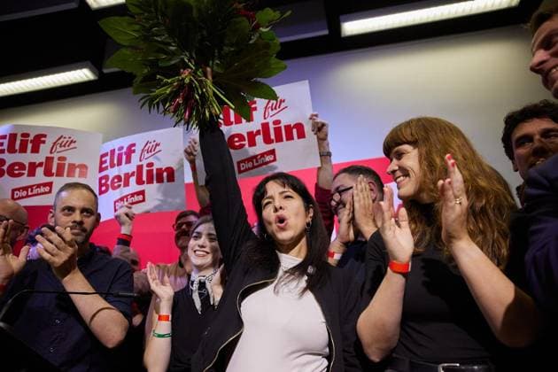 Landesparteitag der Partei Die Linke ** NUR FÜR REDAKTIONELLE ZWECKE ** EDITORIAL USE ONLY **<p>Elif Eralp (Die Linke), Spitzenkandidatin zur Abgeordnetenhauswahl, lässt sich beim Landesparteitag ihrer Partei feiern. Deutschland Berlin Berlin Copyright: JörgxCarstensen
