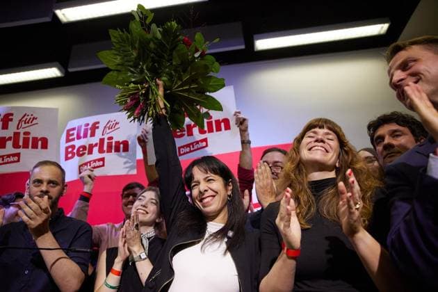 Landesparteitag der Partei Die Linke ** NUR FÜR REDAKTIONELLE ZWECKE ** EDITORIAL USE ONLY **<p>Elif Eralp (Die Linke), Spitzenkandidatin zur Abgeordnetenhauswahl, lässt sich beim Landesparteitag ihrer Partei feiern. Deutschland Berlin Berlin Copyright: JörgxCarstensen