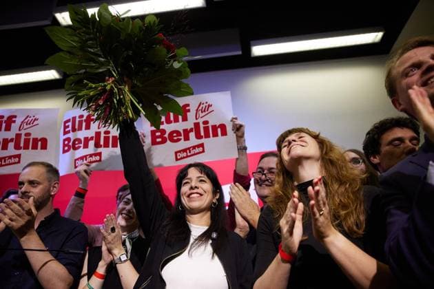 Landesparteitag der Partei Die Linke ** NUR FÜR REDAKTIONELLE ZWECKE ** EDITORIAL USE ONLY **<p>Elif Eralp (Die Linke), Spitzenkandidatin zur Abgeordnetenhauswahl, lässt sich beim Landesparteitag ihrer Partei feiern. Deutschland Berlin Berlin Copyright: JörgxCarstensen