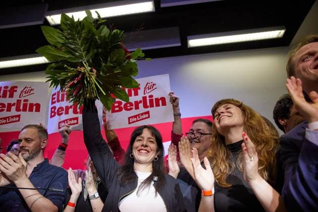 Landesparteitag der Partei Die Linke ** NUR FÜR REDAKTIONELLE ZWECKE ** EDITORIAL USE ONLY **<p>Elif Eralp (Die Linke), Spitzenkandidatin zur Abgeordnetenhauswahl, lässt sich beim Landesparteitag ihrer Partei feiern. Deutschland Berlin Berlin Copyright: JörgxCarstensen