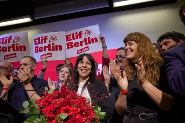 Landesparteitag der Partei Die Linke ** NUR FÜR REDAKTIONELLE ZWECKE ** EDITORIAL USE ONLY **<p>Elif Eralp (Die Linke), Spitzenkandidatin zur Abgeordnetenhauswahl, lässt sich beim Landesparteitag ihrer Partei feiern. Deutschland Berlin Berlin Copyright: JörgxCarstensen