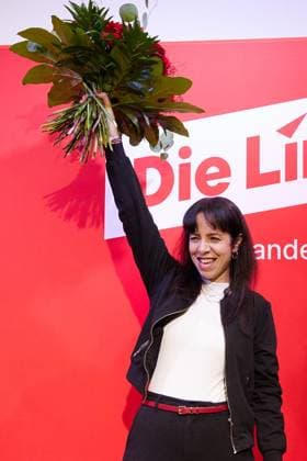 Landesparteitag der Partei Die Linke ** NUR FÜR REDAKTIONELLE ZWECKE ** EDITORIAL USE ONLY **<p>Elif Eralp (Die Linke), Spitzenkandidatin zur Abgeordnetenhauswahl, lässt sich beim Landesparteitag ihrer Partei feiern. Deutschland Berlin Berlin Copyright: JörgxCarstensen