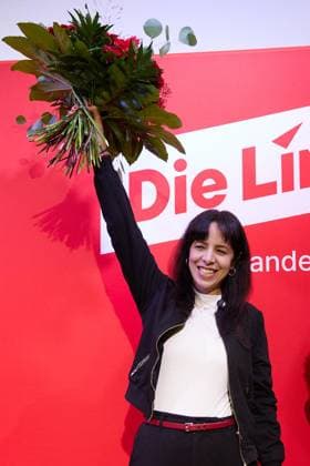Landesparteitag der Partei Die Linke ** NUR FÜR REDAKTIONELLE ZWECKE ** EDITORIAL USE ONLY **<p>Elif Eralp (Die Linke), Spitzenkandidatin zur Abgeordnetenhauswahl, lässt sich beim Landesparteitag ihrer Partei feiern. Deutschland Berlin Berlin Copyright: JörgxCarstensen