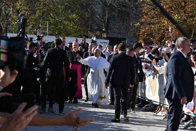 IPA88962480 - France, Paris, Vatican, September 25, 2026: Pope Leo XIV celebrates Vespers with bishops, priests, deacons, consecrated persons, and seminarians at Notre-Dame de Paris Cathedral during his apostolic journey to France. Photo by Alessia Giuliani Catholipressphoto  Copyright: xx xAlessiaxGiuliani Catholicpressphotox IPA88962480