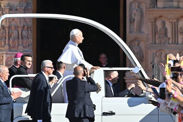 IPA88962492 - France, Paris, Vatican, September 25, 2026: Pope Leo XIV celebrates Vespers with bishops, priests, deacons, consecrated persons, and seminarians at Notre-Dame de Paris Cathedral during his apostolic journey to France. Photo by Alessia Giuliani Catholipressphoto  Copyright: xx xAlessiaxGiuliani Catholicpressphotox IPA88962492