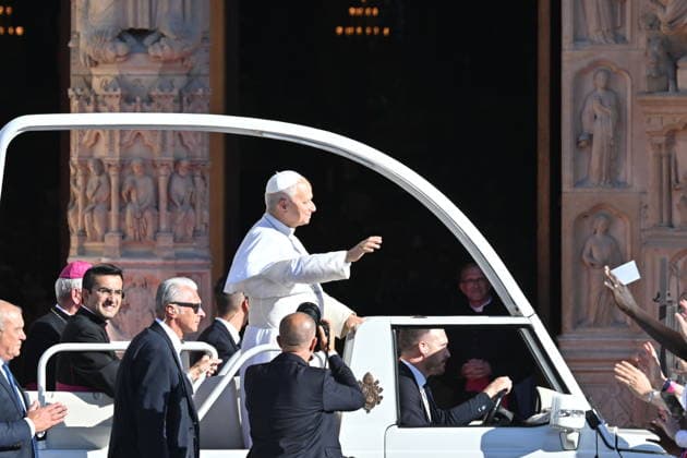 IPA88962495 - France, Paris, Vatican, September 25, 2026: Pope Leo XIV celebrates Vespers with bishops, priests, deacons, consecrated persons, and seminarians at Notre-Dame de Paris Cathedral during his apostolic journey to France. Photo by Alessia Giuliani Catholipressphoto  Copyright: xx xAlessiaxGiuliani Catholicpressphotox IPA88962495