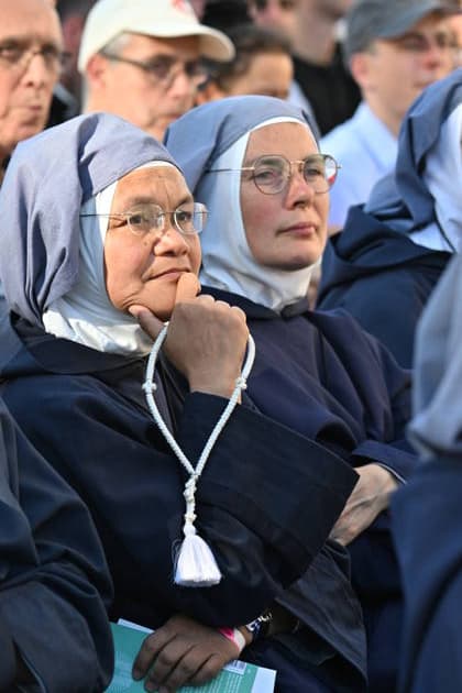 IPA88962511 - France, Paris, Vatican, September 25, 2026: Pope Leo XIV celebrates Vespers with bishops, priests, deacons, consecrated persons, and seminarians at Notre-Dame de Paris Cathedral during his apostolic journey to France. Photo by Alessia Giuliani Catholipressphoto  Copyright: xx xAlessiaxGiuliani Catholicpressphotox IPA88962511
