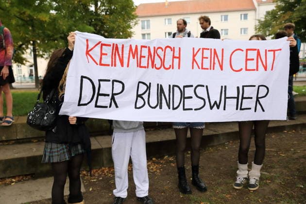 Demonstranten stehen mit Banner Kein Mensch Kein Cent der Bundeswehr auf dem Platz der Einheit während einer Demonstration gegen die Wehrpflicht, Potsdam, 25. September 2026. Schulstreik gegen Wehrpflicht in Potsdam