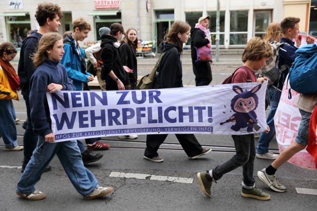 Demonstranten laufen mit Banner Nein zur Wehrpflicht in der Friedrich-Ebert-Straße während einer Demonstration gegen die Wehrpflicht, Potsdam, 25. September 2026. Schulstreik gegen Wehrpflicht in Potsdam