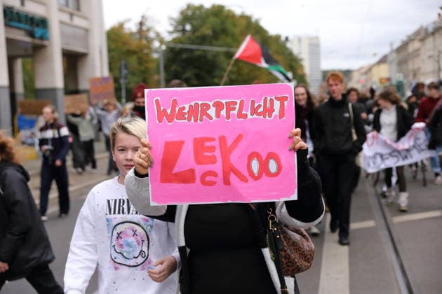 Eine Demonstranten läuft mit Schild Wehrpflicht Leck Eier in der Friedrich-Ebert-Straße während einer Demonstration gegen die Wehrpflicht, Potsdam, 25. September 2026. Schulstreik gegen Wehrpflicht in Potsdam