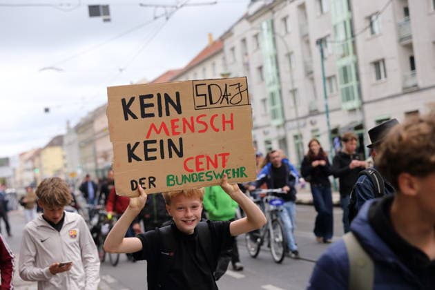 Ein Demonstrant läuft mit Schild Kein Mensch Kein Cent der Bundeswehr in der Friedrich-Ebert-Straße während einer Demonstration gegen die Wehrpflicht, Potsdam, 25. September 2026. Schulstreik gegen Wehrpflicht in Potsdam