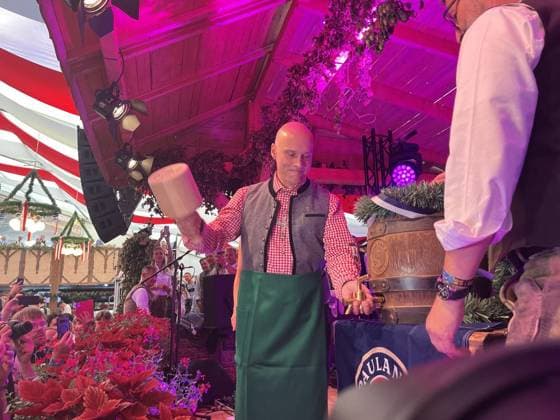 Erfurt ** NUR FÜR REDAKTIONELLE ZWECKE ** EDITORIAL USE ONLY **<p>Traditioneller Fassbieranstich auf dem Domplatz: Erfurts Oberbürgermeister Andreas Horn eröffnet das Erfurter Oktoberfest 2026 im voll besetzten Festzelt. Mit nur zwei gezielten Schlägen zapfte das Stadtoberhaupt erfolgreich das erste Fass Oktoberfestbier an und gab damit den offiziellen Startschuss für das 17-tägige Volksfest.< p> Marco Schmidt Thüringen Germany Erfurt Copyright: MarcoxSchmidt
