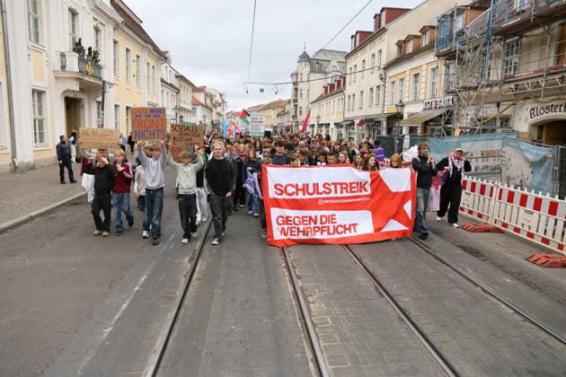 Demonstranten laufen mit Banner Schulstreik gegen die Wehrpflicht in der Friedrich-Ebert-Straße während einer Demonstration gegen die Wehrpflicht, Potsdam, 25. September 2026. Schulstreik gegen Wehrpflicht in Potsdam