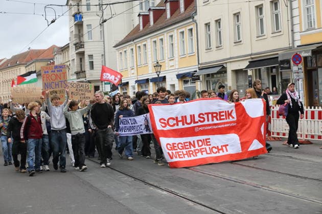 Demonstranten laufen mit Banner Schulstreik gegen die Wehrpflicht in der Friedrich-Ebert-Straße während einer Demonstration gegen die Wehrpflicht, Potsdam, 25. September 2026. Schulstreik gegen Wehrpflicht in Potsdam