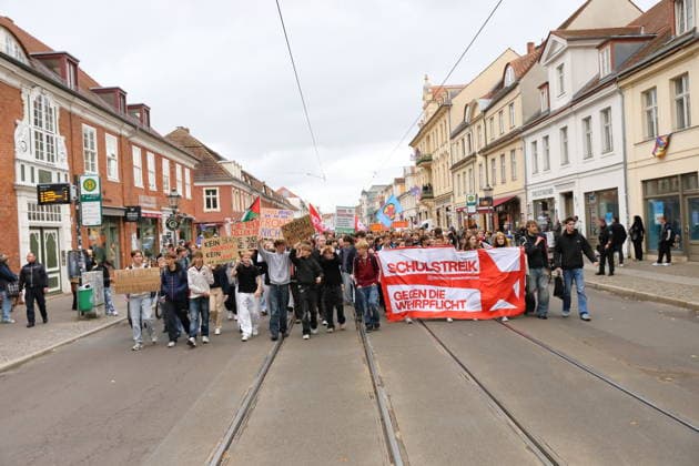Demonstranten laufen mit Banner Schulstreik gegen die Wehrpflicht in der Friedrich-Ebert-Straße während einer Demonstration gegen die Wehrpflicht, Potsdam, 25. September 2026. Schulstreik gegen Wehrpflicht in Potsdam