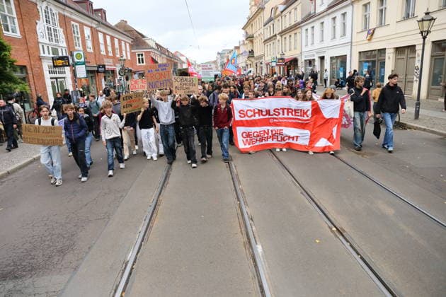 Demonstranten laufen mit Banner Schulstreik gegen die Wehrpflicht in der Friedrich-Ebert-Straße während einer Demonstration gegen die Wehrpflicht, Potsdam, 25. September 2026. Schulstreik gegen Wehrpflicht in Potsdam