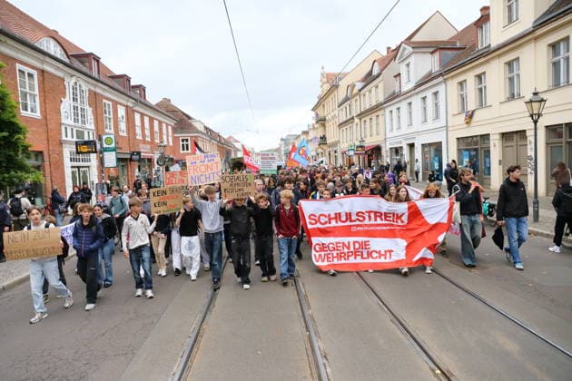 Demonstranten laufen mit Banner Schulstreik gegen die Wehrpflicht in der Friedrich-Ebert-Straße während einer Demonstration gegen die Wehrpflicht, Potsdam, 25. September 2026. Schulstreik gegen Wehrpflicht in Potsdam