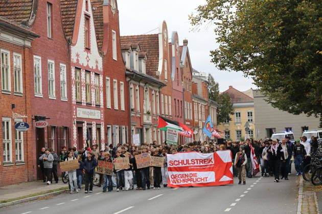 Demonstranten laufen mit Banner Schulstreik gegen die Wehrpflicht in der Kurfürstenstraße während einer Demonstration gegen die Wehrpflicht, Potsdam, 25. September 2026. Schulstreik gegen Wehrpflicht in Potsdam