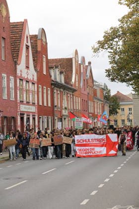 Demonstranten laufen mit Banner Schulstreik gegen die Wehrpflicht in der Kurfürstenstraße während einer Demonstration gegen die Wehrpflicht, Potsdam, 25. September 2026. Schulstreik gegen Wehrpflicht in Potsdam