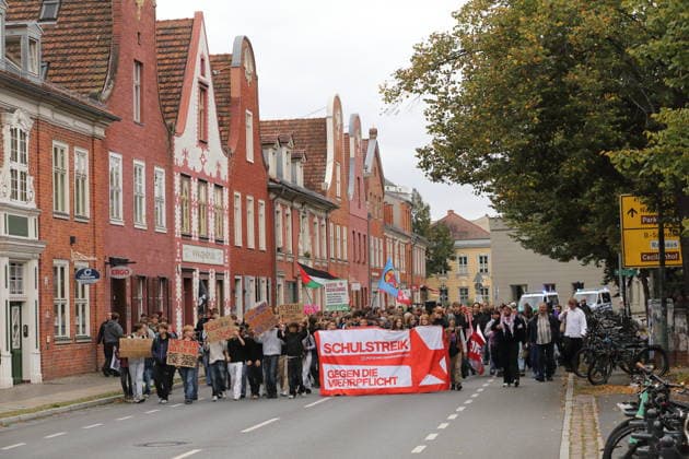 Demonstranten laufen mit Banner Schulstreik gegen die Wehrpflicht in der Kurfürstenstraße während einer Demonstration gegen die Wehrpflicht, Potsdam, 25. September 2026. Schulstreik gegen Wehrpflicht in Potsdam