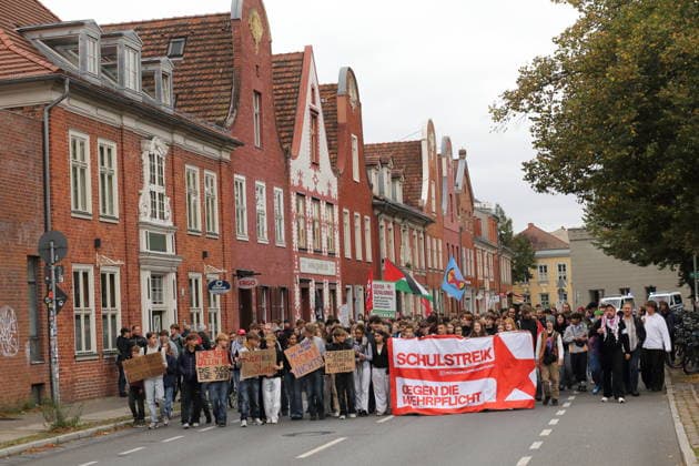 Demonstranten laufen mit Banner Schulstreik gegen die Wehrpflicht in der Kurfürstenstraße während einer Demonstration gegen die Wehrpflicht, Potsdam, 25. September 2026. Schulstreik gegen Wehrpflicht in Potsdam