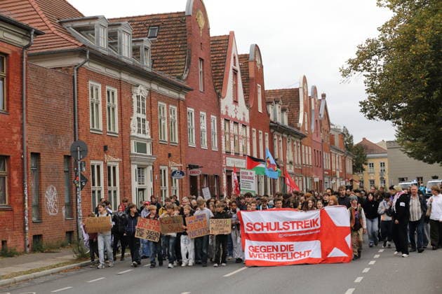 Demonstranten laufen mit Banner Schulstreik gegen die Wehrpflicht in der Kurfürstenstraße während einer Demonstration gegen die Wehrpflicht, Potsdam, 25. September 2026. Schulstreik gegen Wehrpflicht in Potsdam