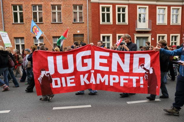 Demonstranten laufen mit Banner Jugend die kämpft in der Kurfürstenstraße während einer Demonstration gegen die Wehrpflicht, Potsdam, 25. September 2026. Schulstreik gegen Wehrpflicht in Potsdam
