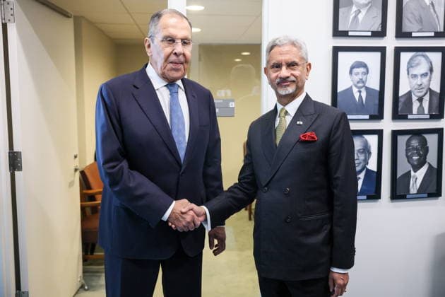 USA, NEW YORK New York City - SEPTEMBER 25, 2026: Russian Minister of Foreign Affairs Sergei Lavrov (L) and his Indian counterpart Subrahmanyam Jaishankar shake hands before the start of a meeting on the sidelines of the 2026 High-level Week as part of the 81st session of the UN General Assembly New York City USA  - ZUMAt113 20260925_zaa_t113_500 Copyright: xAlexanderxShcherbakx