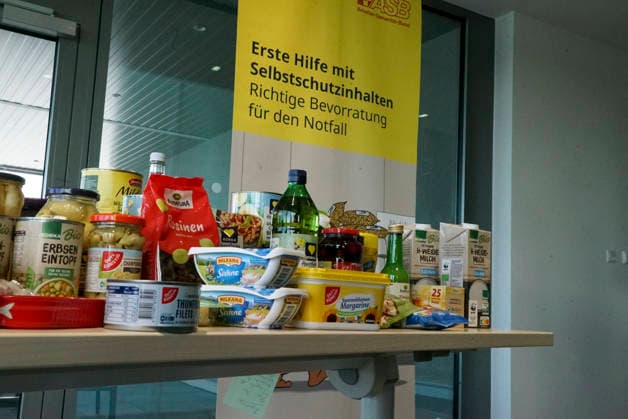 CNTV REDSTORM- Bundeswehruebung Red Storm Charlie Tag 2 in Hamburg 25.09.2026 m Tag 2 der Bundeswehrübung Red Storm Charlie wurden Notfalllrücksaecke und was darin enthalten sein sollte vorgestellt - Uebung der Bundeswehr unter dem Namen Red Storm Charlie in Hamburg am 25.09.2026 Landeskommando Hamburg und weitere Einheiten der Bundeswehr trainieren gemeinsam, Ablaeufe und Abstimmungen bevor besondere nationale oder internationale Sicherheitslagen eintreten Hamburg Deutschland