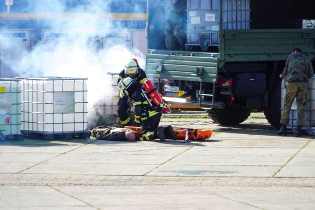 CNTV REDSTORM- Bundeswehruebung Red Storm Charlie Tag 2 in Hamburg 25.09.2026 m Tag 2 der Bundeswehruebung Red Storm Charlie wurden u.a zusammen mit der Feuerwehr ein Chemieunfall simuliert , Des weiteren ein Drrohnenangriff auf einen Gueterzug - Uebung der Bundeswehr unter dem Namen Red Storm Charlie in Hamburg am 25.09.2026 Landeskommando Hamburg und weitere Einheiten der Bundeswehr trainieren gemeinsam, Ablaeufe und Abstimmungen bevor besondere nationale oder internationale Sicherheitslagen eintreten Hamburg Deutschland