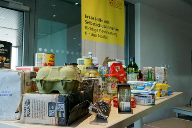 CNTV REDSTORM- Bundeswehruebung Red Storm Charlie Tag 2 in Hamburg 25.09.2026 m Tag 2 der Bundeswehrübung Red Storm Charlie wurden Notfalllrücksaecke und was darin enthalten sein sollte vorgestellt - Uebung der Bundeswehr unter dem Namen Red Storm Charlie in Hamburg am 25.09.2026 Landeskommando Hamburg und weitere Einheiten der Bundeswehr trainieren gemeinsam, Ablaeufe und Abstimmungen bevor besondere nationale oder internationale Sicherheitslagen eintreten Hamburg Deutschland