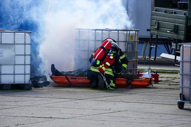 CNTV REDSTORM- Bundeswehruebung Red Storm Charlie Tag 2 in Hamburg 25.09.2026 m Tag 2 der Bundeswehruebung Red Storm Charlie wurden u.a zusammen mit der Feuerwehr ein Chemieunfall simuliert , Des weiteren ein Drrohnenangriff auf einen Gueterzug - Uebung der Bundeswehr unter dem Namen Red Storm Charlie in Hamburg am 25.09.2026 Landeskommando Hamburg und weitere Einheiten der Bundeswehr trainieren gemeinsam, Ablaeufe und Abstimmungen bevor besondere nationale oder internationale Sicherheitslagen eintreten Hamburg Deutschland