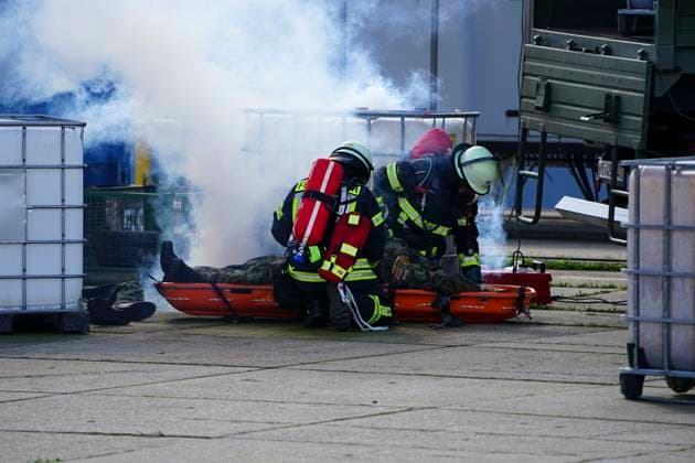 CNTV REDSTORM- Bundeswehruebung Red Storm Charlie Tag 2 in Hamburg 25.09.2026 m Tag 2 der Bundeswehruebung Red Storm Charlie wurden u.a zusammen mit der Feuerwehr ein Chemieunfall simuliert , Des weiteren ein Drrohnenangriff auf einen Gueterzug - Uebung der Bundeswehr unter dem Namen Red Storm Charlie in Hamburg am 25.09.2026 Landeskommando Hamburg und weitere Einheiten der Bundeswehr trainieren gemeinsam, Ablaeufe und Abstimmungen bevor besondere nationale oder internationale Sicherheitslagen eintreten Hamburg Deutschland