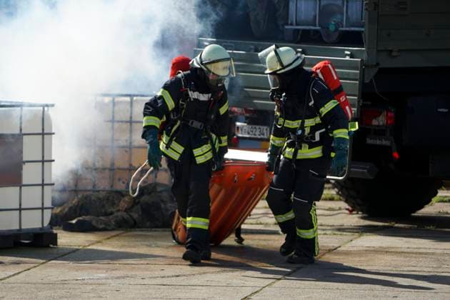 CNTV REDSTORM- Bundeswehruebung Red Storm Charlie Tag 2 in Hamburg 25.09.2026 m Tag 2 der Bundeswehruebung Red Storm Charlie wurden u.a zusammen mit der Feuerwehr ein Chemieunfall simuliert , Des weiteren ein Drrohnenangriff auf einen Gueterzug - Uebung der Bundeswehr unter dem Namen Red Storm Charlie in Hamburg am 25.09.2026 Landeskommando Hamburg und weitere Einheiten der Bundeswehr trainieren gemeinsam, Ablaeufe und Abstimmungen bevor besondere nationale oder internationale Sicherheitslagen eintreten Hamburg Deutschland