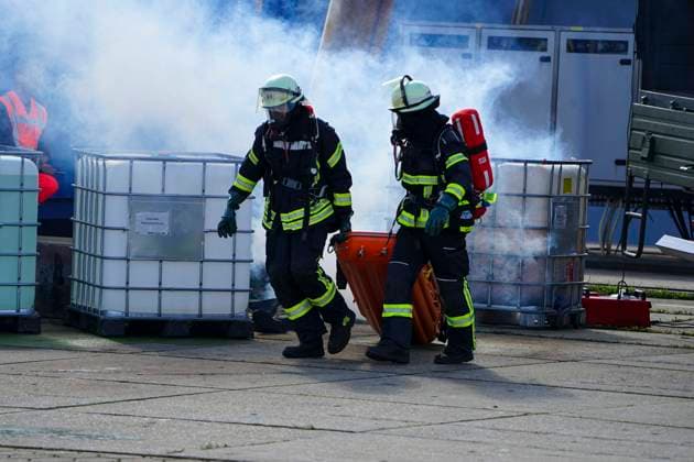 CNTV REDSTORM- Bundeswehruebung Red Storm Charlie Tag 2 in Hamburg 25.09.2026 m Tag 2 der Bundeswehruebung Red Storm Charlie wurden u.a zusammen mit der Feuerwehr ein Chemieunfall simuliert , Des weiteren ein Drrohnenangriff auf einen Gueterzug - Uebung der Bundeswehr unter dem Namen Red Storm Charlie in Hamburg am 25.09.2026 Landeskommando Hamburg und weitere Einheiten der Bundeswehr trainieren gemeinsam, Ablaeufe und Abstimmungen bevor besondere nationale oder internationale Sicherheitslagen eintreten Hamburg Deutschland