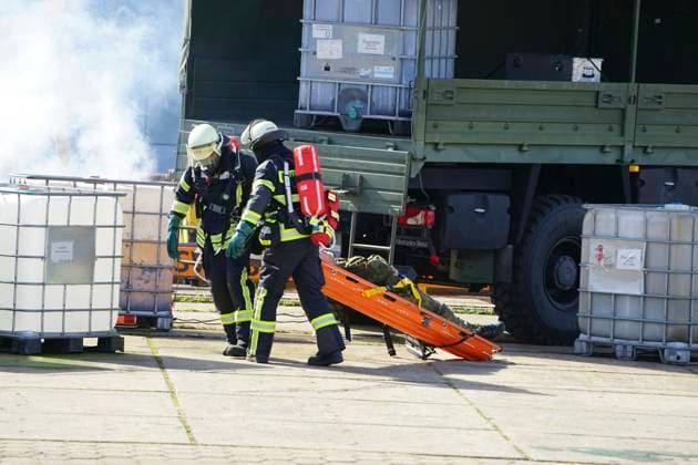CNTV REDSTORM- Bundeswehruebung Red Storm Charlie Tag 2 in Hamburg 25.09.2026 m Tag 2 der Bundeswehruebung Red Storm Charlie wurden u.a zusammen mit der Feuerwehr ein Chemieunfall simuliert , Des weiteren ein Drrohnenangriff auf einen Gueterzug - Uebung der Bundeswehr unter dem Namen Red Storm Charlie in Hamburg am 25.09.2026 Landeskommando Hamburg und weitere Einheiten der Bundeswehr trainieren gemeinsam, Ablaeufe und Abstimmungen bevor besondere nationale oder internationale Sicherheitslagen eintreten Hamburg Deutschland