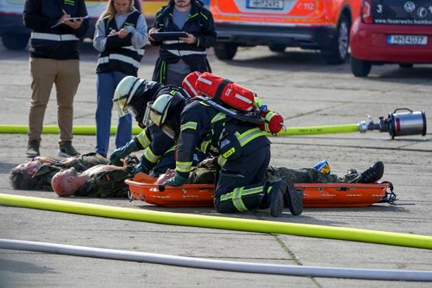 CNTV REDSTORM- Bundeswehruebung Red Storm Charlie Tag 2 in Hamburg 25.09.2026 m Tag 2 der Bundeswehruebung Red Storm Charlie wurden u.a zusammen mit der Feuerwehr ein Chemieunfall simuliert , Des weiteren ein Drrohnenangriff auf einen Gueterzug - Uebung der Bundeswehr unter dem Namen Red Storm Charlie in Hamburg am 25.09.2026 Landeskommando Hamburg und weitere Einheiten der Bundeswehr trainieren gemeinsam, Ablaeufe und Abstimmungen bevor besondere nationale oder internationale Sicherheitslagen eintreten Hamburg Deutschland