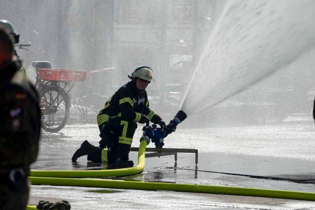 CNTV REDSTORM- Bundeswehruebung Red Storm Charlie Tag 2 in Hamburg 25.09.2026 m Tag 2 der Bundeswehruebung Red Storm Charlie wurden u.a zusammen mit der Feuerwehr ein Chemieunfall simuliert , Des weiteren ein Drrohnenangriff auf einen Gueterzug - Uebung der Bundeswehr unter dem Namen Red Storm Charlie in Hamburg am 25.09.2026 Landeskommando Hamburg und weitere Einheiten der Bundeswehr trainieren gemeinsam, Ablaeufe und Abstimmungen bevor besondere nationale oder internationale Sicherheitslagen eintreten Hamburg Deutschland