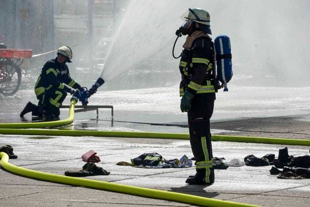 CNTV REDSTORM- Bundeswehruebung Red Storm Charlie Tag 2 in Hamburg 25.09.2026 m Tag 2 der Bundeswehruebung Red Storm Charlie wurden u.a zusammen mit der Feuerwehr ein Chemieunfall simuliert , Des weiteren ein Drrohnenangriff auf einen Gueterzug - Uebung der Bundeswehr unter dem Namen Red Storm Charlie in Hamburg am 25.09.2026 Landeskommando Hamburg und weitere Einheiten der Bundeswehr trainieren gemeinsam, Ablaeufe und Abstimmungen bevor besondere nationale oder internationale Sicherheitslagen eintreten Hamburg Deutschland