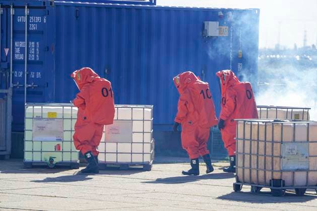 CNTV REDSTORM- Bundeswehruebung Red Storm Charlie Tag 2 in Hamburg 25.09.2026 m Tag 2 der Bundeswehruebung Red Storm Charlie wurden u.a zusammen mit der Feuerwehr ein Chemieunfall simuliert , Des weiteren ein Drrohnenangriff auf einen Gueterzug - Uebung der Bundeswehr unter dem Namen Red Storm Charlie in Hamburg am 25.09.2026 Landeskommando Hamburg und weitere Einheiten der Bundeswehr trainieren gemeinsam, Ablaeufe und Abstimmungen bevor besondere nationale oder internationale Sicherheitslagen eintreten Hamburg Deutschland