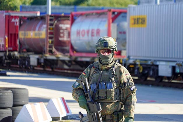 CNTV REDSTORM- Bundeswehruebung Red Storm Charlie Tag 2 in Hamburg 25.09.2026 m Tag 2 der Bundeswehruebung Red Storm Charlie wurden u.a zusammen mit der Feuerwehr ein Chemieunfall simuliert , Des weiteren ein Drrohnenangriff auf einen Gueterzug - Uebung der Bundeswehr unter dem Namen Red Storm Charlie in Hamburg am 25.09.2026 Landeskommando Hamburg und weitere Einheiten der Bundeswehr trainieren gemeinsam, Ablaeufe und Abstimmungen bevor besondere nationale oder internationale Sicherheitslagen eintreten Hamburg Deutschland