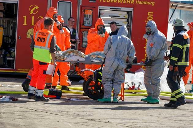 CNTV REDSTORM- Bundeswehruebung Red Storm Charlie Tag 2 in Hamburg 25.09.2026 m Tag 2 der Bundeswehruebung Red Storm Charlie wurden u.a zusammen mit der Feuerwehr ein Chemieunfall simuliert , Des weiteren ein Drrohnenangriff auf einen Gueterzug - Uebung der Bundeswehr unter dem Namen Red Storm Charlie in Hamburg am 25.09.2026 Landeskommando Hamburg und weitere Einheiten der Bundeswehr trainieren gemeinsam, Ablaeufe und Abstimmungen bevor besondere nationale oder internationale Sicherheitslagen eintreten Hamburg Deutschland