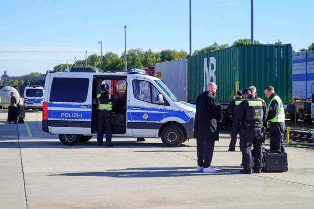 CNTV REDSTORM- Bundeswehruebung Red Storm Charlie Tag 2 in Hamburg 25.09.2026 m Tag 2 der Bundeswehruebung Red Storm Charlie wurden u.a zusammen mit der Feuerwehr ein Chemieunfall simuliert , Des weiteren ein Drrohnenangriff auf einen Gueterzug - Uebung der Bundeswehr unter dem Namen Red Storm Charlie in Hamburg am 25.09.2026 Landeskommando Hamburg und weitere Einheiten der Bundeswehr trainieren gemeinsam, Ablaeufe und Abstimmungen bevor besondere nationale oder internationale Sicherheitslagen eintreten Hamburg Deutschland