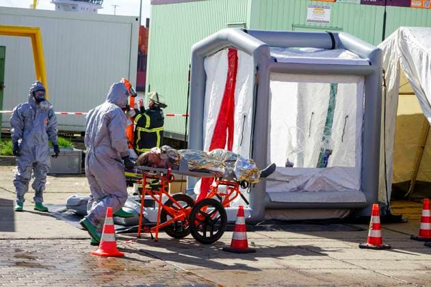 CNTV REDSTORM- Bundeswehruebung Red Storm Charlie Tag 2 in Hamburg 25.09.2026 m Tag 2 der Bundeswehruebung Red Storm Charlie wurden u.a zusammen mit der Feuerwehr ein Chemieunfall simuliert , Des weiteren ein Drrohnenangriff auf einen Gueterzug - Uebung der Bundeswehr unter dem Namen Red Storm Charlie in Hamburg am 25.09.2026 Landeskommando Hamburg und weitere Einheiten der Bundeswehr trainieren gemeinsam, Ablaeufe und Abstimmungen bevor besondere nationale oder internationale Sicherheitslagen eintreten Hamburg Deutschland