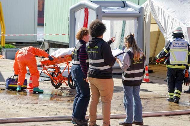 CNTV REDSTORM- Bundeswehruebung Red Storm Charlie Tag 2 in Hamburg 25.09.2026 m Tag 2 der Bundeswehruebung Red Storm Charlie wurden u.a zusammen mit der Feuerwehr ein Chemieunfall simuliert , Des weiteren ein Drrohnenangriff auf einen Gueterzug - Uebung der Bundeswehr unter dem Namen Red Storm Charlie in Hamburg am 25.09.2026 Landeskommando Hamburg und weitere Einheiten der Bundeswehr trainieren gemeinsam, Ablaeufe und Abstimmungen bevor besondere nationale oder internationale Sicherheitslagen eintreten Hamburg Deutschland