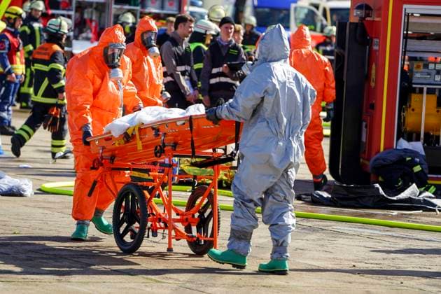 CNTV REDSTORM- Bundeswehruebung Red Storm Charlie Tag 2 in Hamburg 25.09.2026 m Tag 2 der Bundeswehruebung Red Storm Charlie wurden u.a zusammen mit der Feuerwehr ein Chemieunfall simuliert , Des weiteren ein Drrohnenangriff auf einen Gueterzug - Uebung der Bundeswehr unter dem Namen Red Storm Charlie in Hamburg am 25.09.2026 Landeskommando Hamburg und weitere Einheiten der Bundeswehr trainieren gemeinsam, Ablaeufe und Abstimmungen bevor besondere nationale oder internationale Sicherheitslagen eintreten Hamburg Deutschland