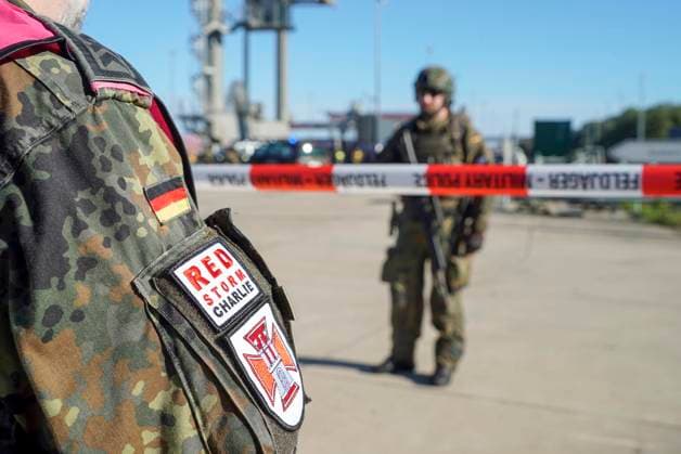 CNTV REDSTORM- Bundeswehruebung Red Storm Charlie Tag 2 in Hamburg 25.09.2026 m Tag 2 der Bundeswehruebung Red Storm Charlie wurden u.a zusammen mit der Feuerwehr ein Chemieunfall simuliert , Des weiteren ein Drrohnenangriff auf einen Gueterzug - Uebung der Bundeswehr unter dem Namen Red Storm Charlie in Hamburg am 25.09.2026 Landeskommando Hamburg und weitere Einheiten der Bundeswehr trainieren gemeinsam, Ablaeufe und Abstimmungen bevor besondere nationale oder internationale Sicherheitslagen eintreten Hamburg Deutschland