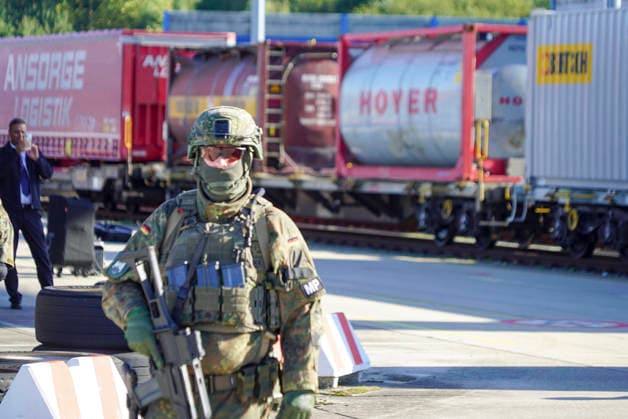 CNTV REDSTORM- Bundeswehruebung Red Storm Charlie Tag 2 in Hamburg 25.09.2026 m Tag 2 der Bundeswehruebung Red Storm Charlie wurden u.a zusammen mit der Feuerwehr ein Chemieunfall simuliert , Des weiteren ein Drrohnenangriff auf einen Gueterzug - Uebung der Bundeswehr unter dem Namen Red Storm Charlie in Hamburg am 25.09.2026 Landeskommando Hamburg und weitere Einheiten der Bundeswehr trainieren gemeinsam, Ablaeufe und Abstimmungen bevor besondere nationale oder internationale Sicherheitslagen eintreten Hamburg Deutschland