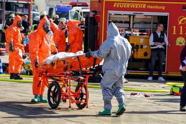 CNTV REDSTORM- Bundeswehruebung Red Storm Charlie Tag 2 in Hamburg 25.09.2026 m Tag 2 der Bundeswehruebung Red Storm Charlie wurden u.a zusammen mit der Feuerwehr ein Chemieunfall simuliert , Des weiteren ein Drrohnenangriff auf einen Gueterzug - Uebung der Bundeswehr unter dem Namen Red Storm Charlie in Hamburg am 25.09.2026 Landeskommando Hamburg und weitere Einheiten der Bundeswehr trainieren gemeinsam, Ablaeufe und Abstimmungen bevor besondere nationale oder internationale Sicherheitslagen eintreten Hamburg Deutschland