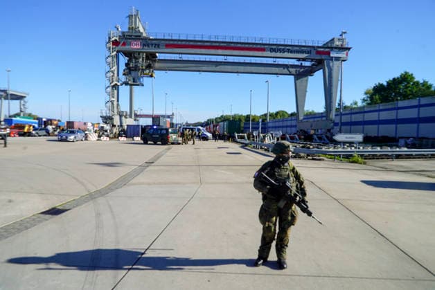 CNTV REDSTORM- Bundeswehruebung Red Storm Charlie Tag 2 in Hamburg 25.09.2026 m Tag 2 der Bundeswehruebung Red Storm Charlie wurden u.a zusammen mit der Feuerwehr ein Chemieunfall simuliert , Des weiteren ein Drrohnenangriff auf einen Gueterzug - Uebung der Bundeswehr unter dem Namen Red Storm Charlie in Hamburg am 25.09.2026 Landeskommando Hamburg und weitere Einheiten der Bundeswehr trainieren gemeinsam, Ablaeufe und Abstimmungen bevor besondere nationale oder internationale Sicherheitslagen eintreten Hamburg Deutschland